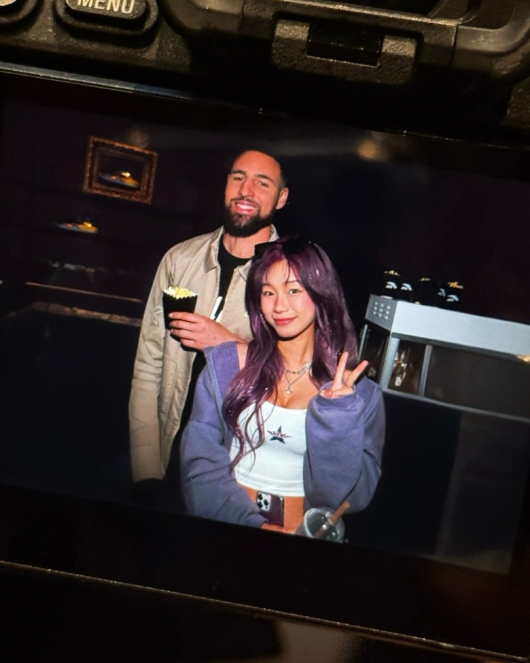 必威体育官方网站-评论区炸了！美女网红晒与克莱合影 本人疑对后者分手风波不知情
